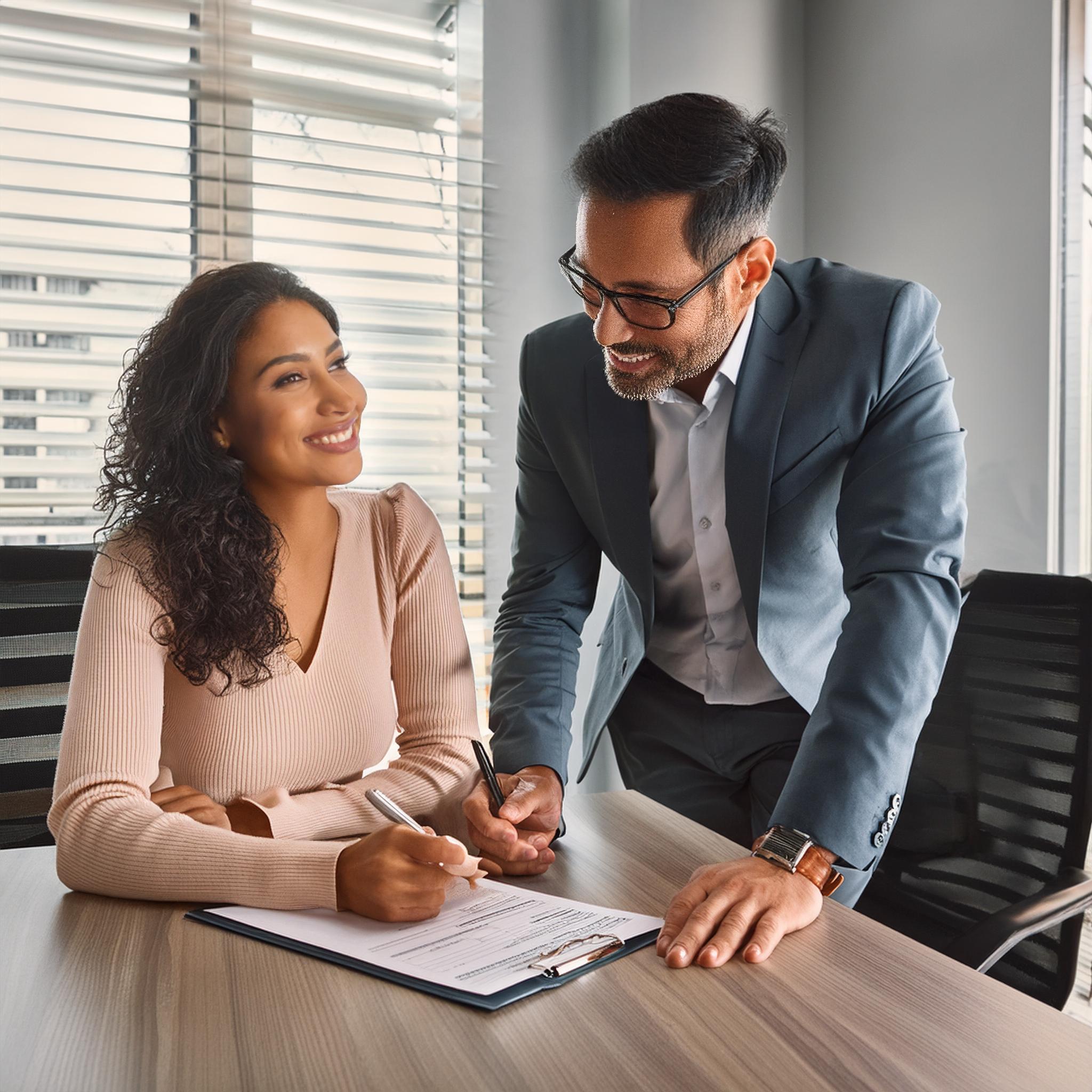 Firefly hombre de 42 anos y mujer de 37 anos reunidos con consultor para tomar un seguro 75689