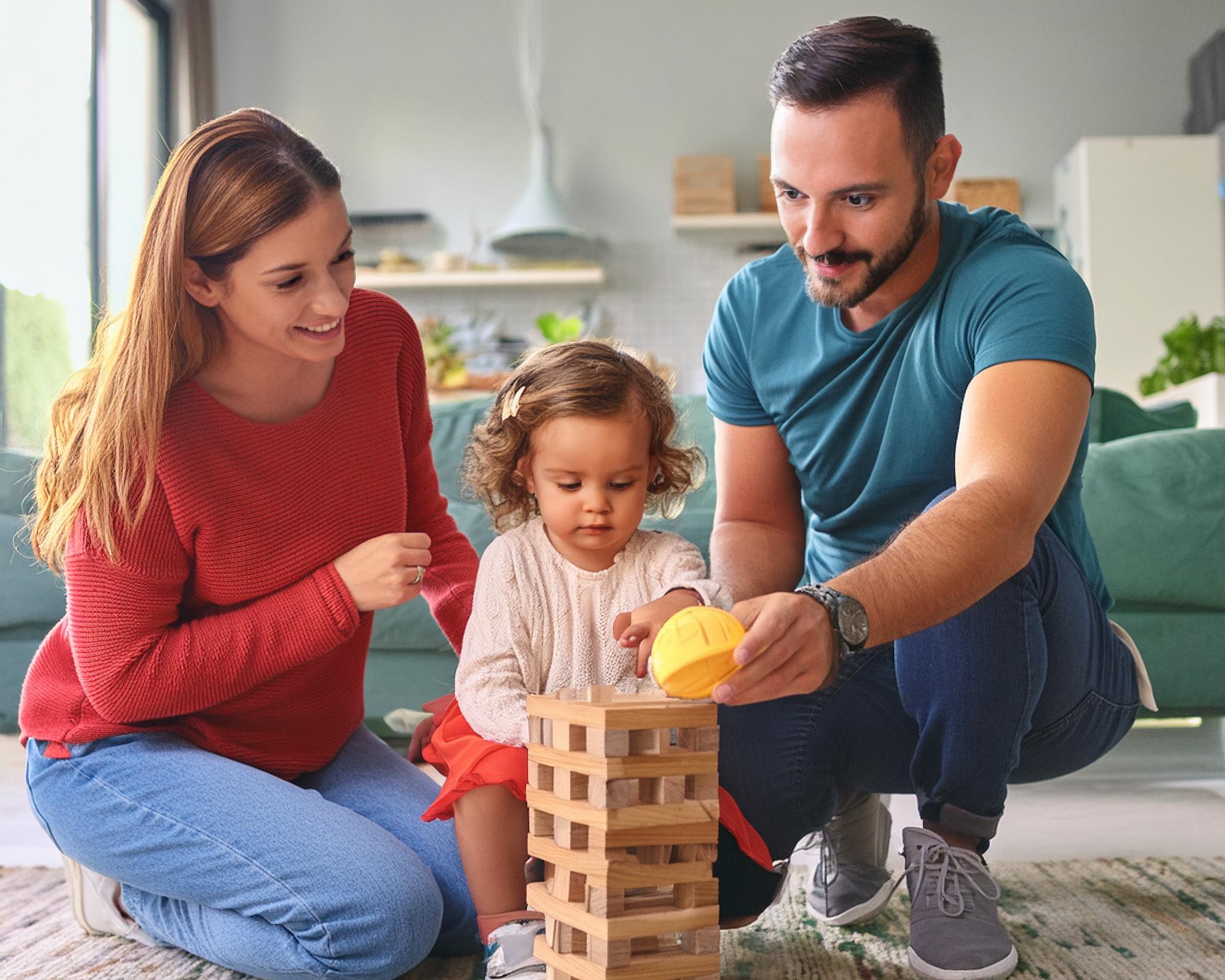 Firefly mujer de 30 anos y hombre de 35 anos latinos con su hija de 2 anos jugando el las zonas comu 2